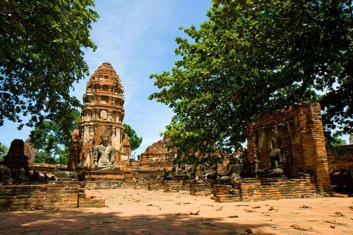 tempel torniga ja taustal hoonega