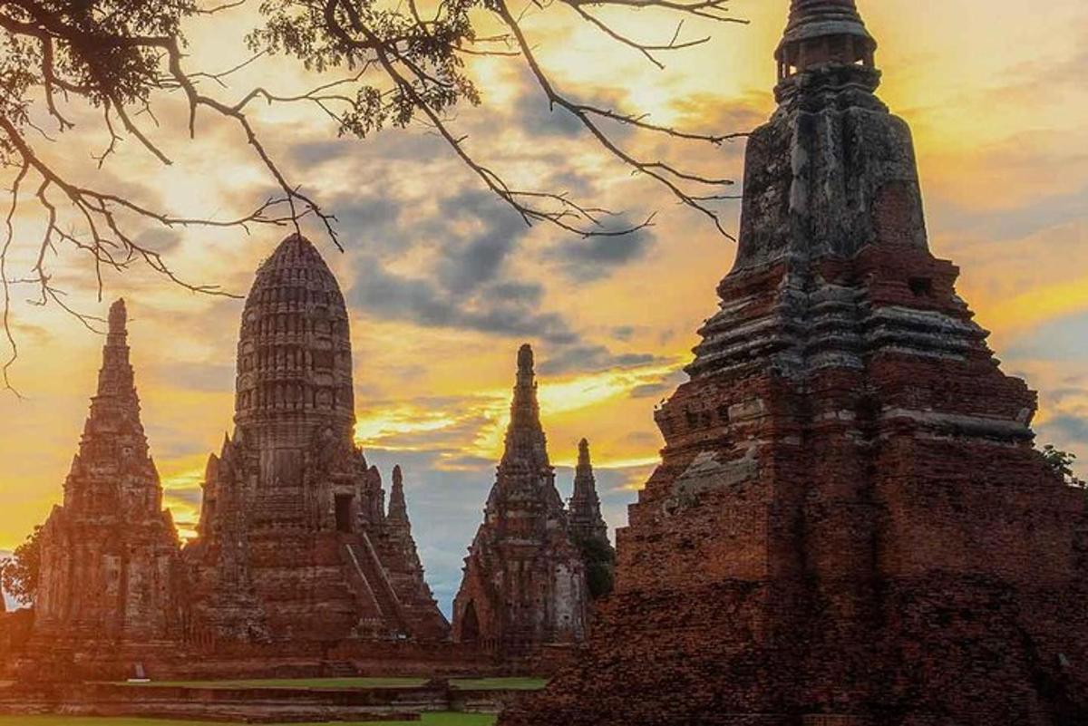 rühm templeid päikeseloojangu ees