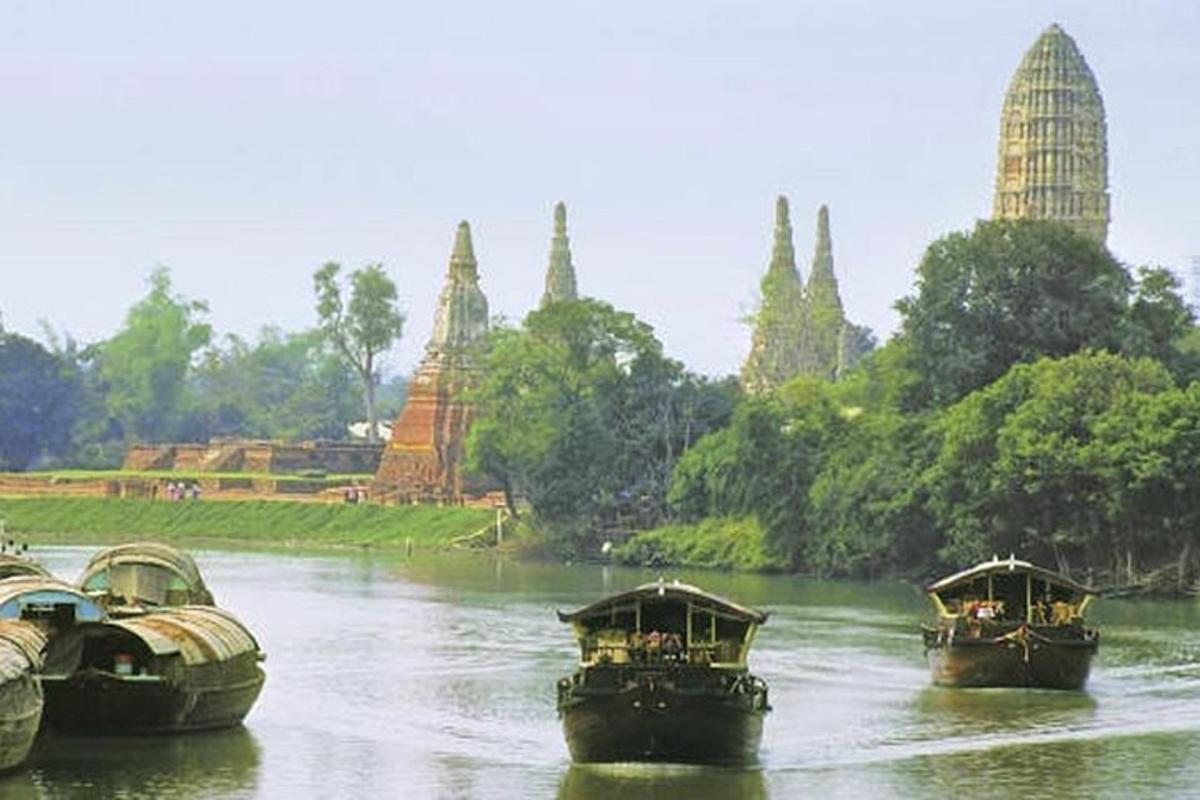 ba chiếc thuyền trên sông với những ngôi đền ở phía sau