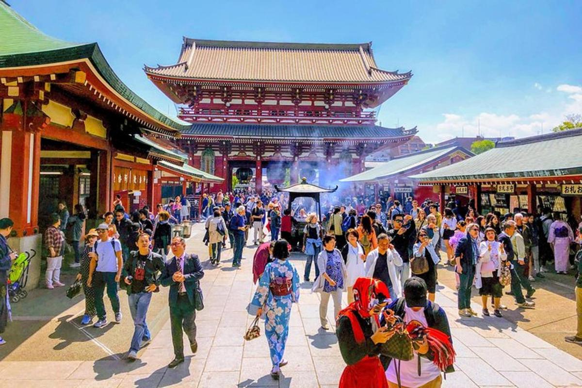 orang ramai berjalan di hadapan pagoda