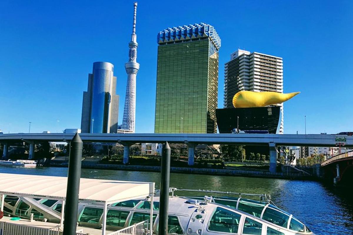 高楼林立的城市中，河流中的一艘船