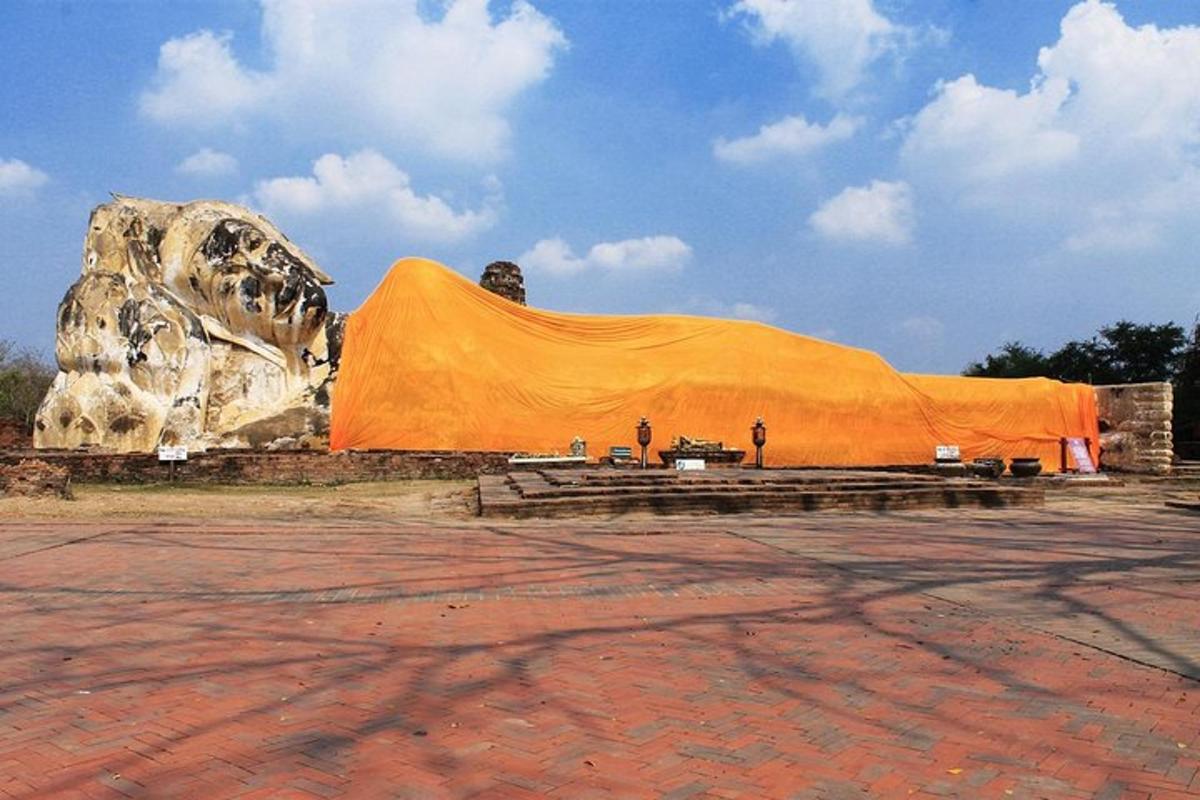 selimut oren besar di hadapan batu