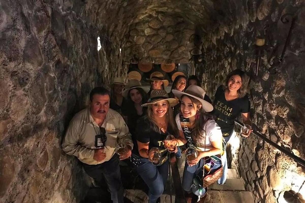 grupp inimesi poseerib koopas pildi jaoks