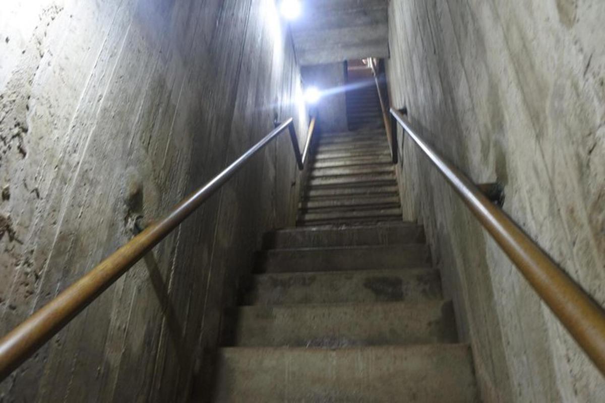 tangga dalam bangunan dengan lampu di bahagian atas