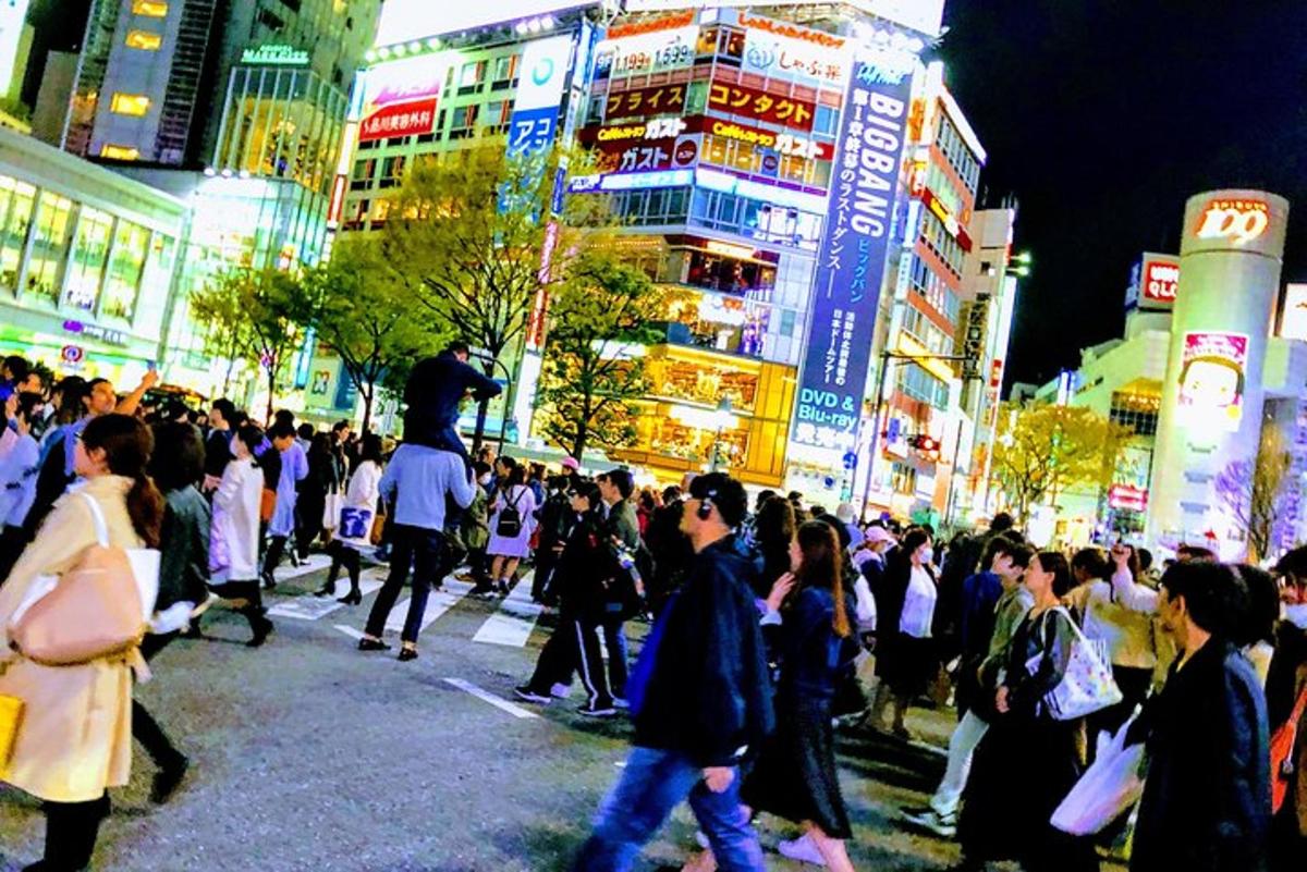 夜晚穿过繁忙城市街道的人群
