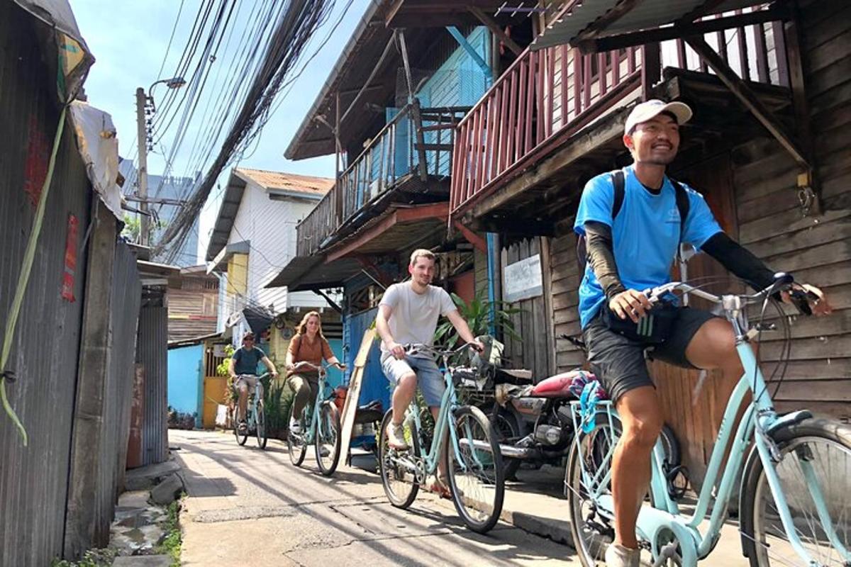Un grupo de personas andando en bicicleta por una calle.