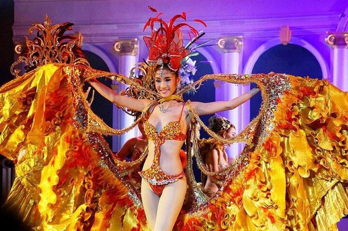 una donna in costume su un palco