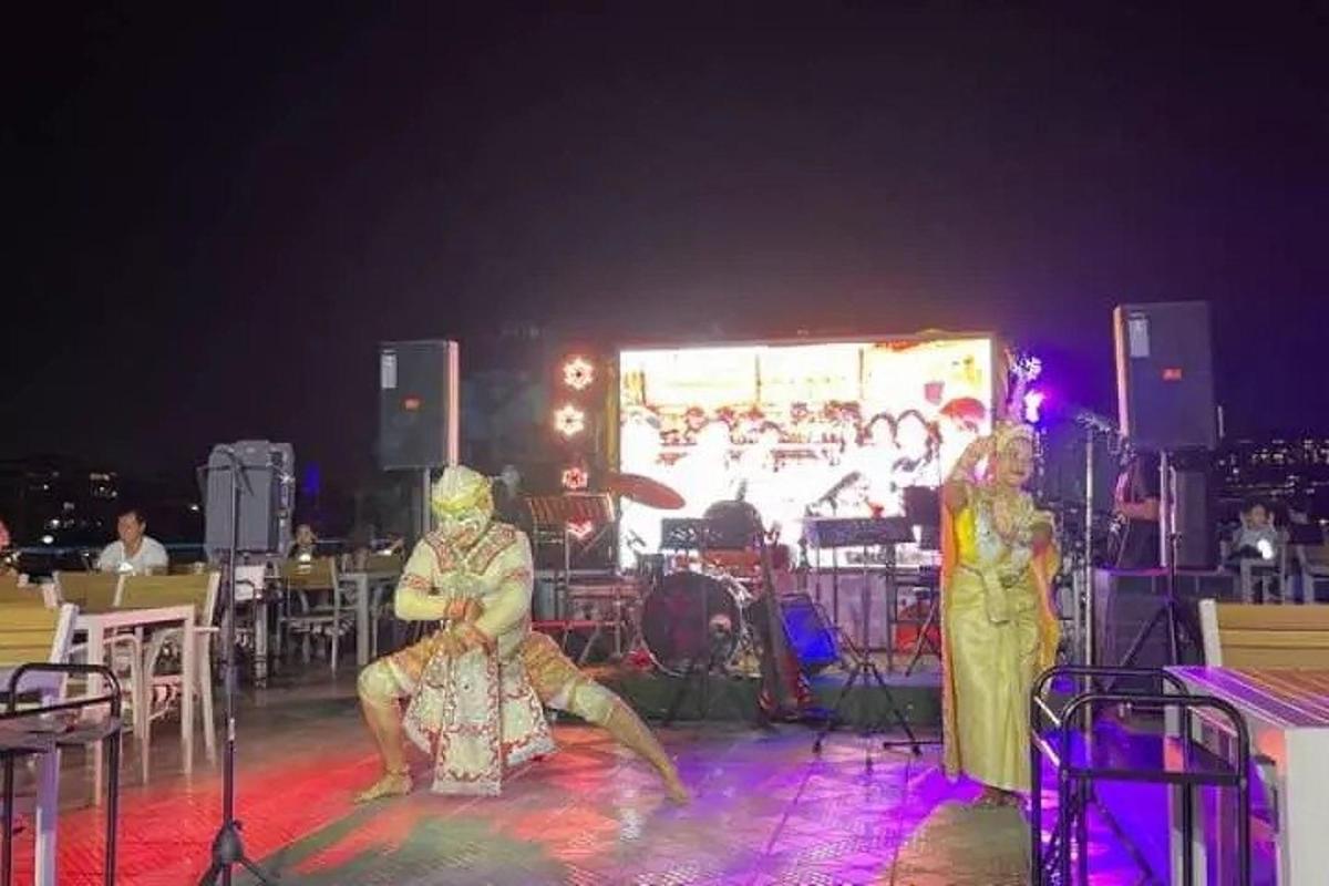 sekumpulan orang di atas pentas di konsert