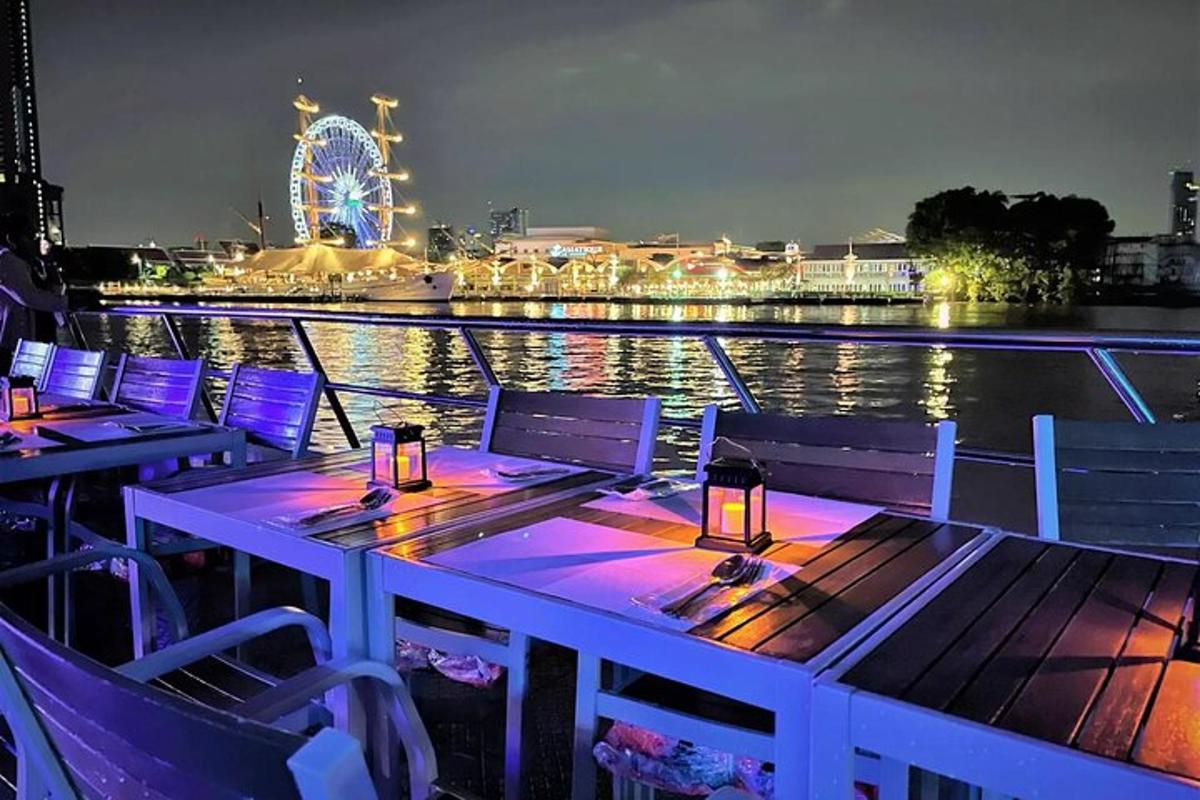 meja dengan kerusi dan roda ferris pada waktu malam