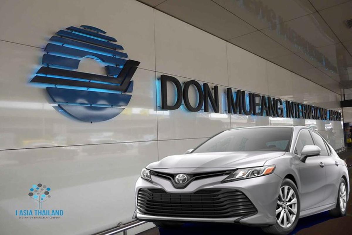 срібний автомобіль Toyota, припаркований перед стіною