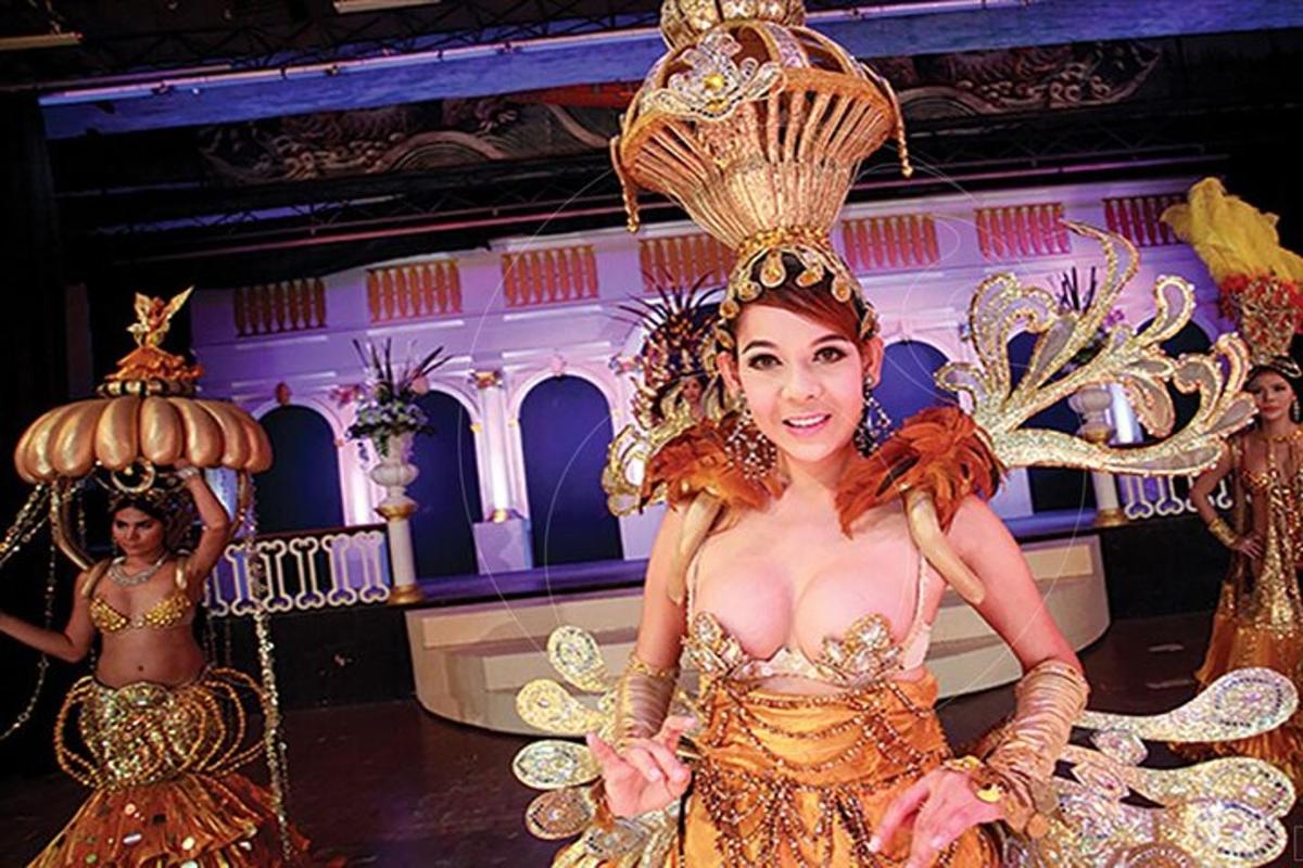 una donna in costume su un palco