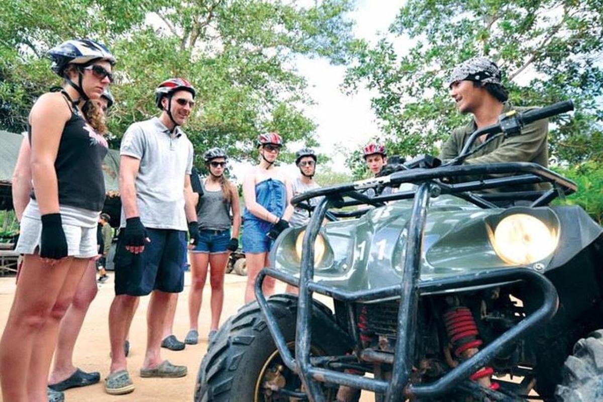 um grupo de pessoas em pé ao lado de uma motocicleta