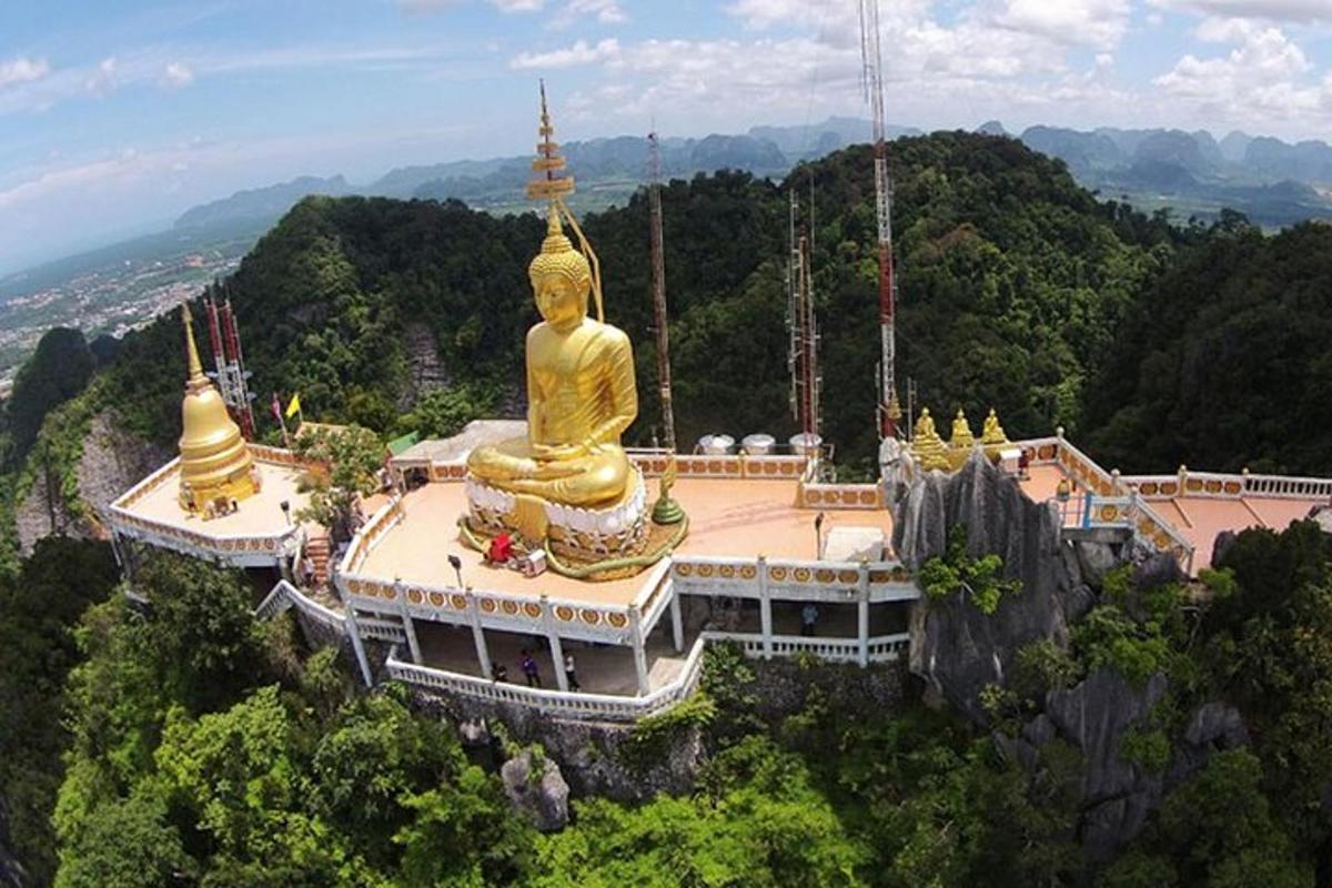 una vista aerea di una grande statua dorata su una montagna