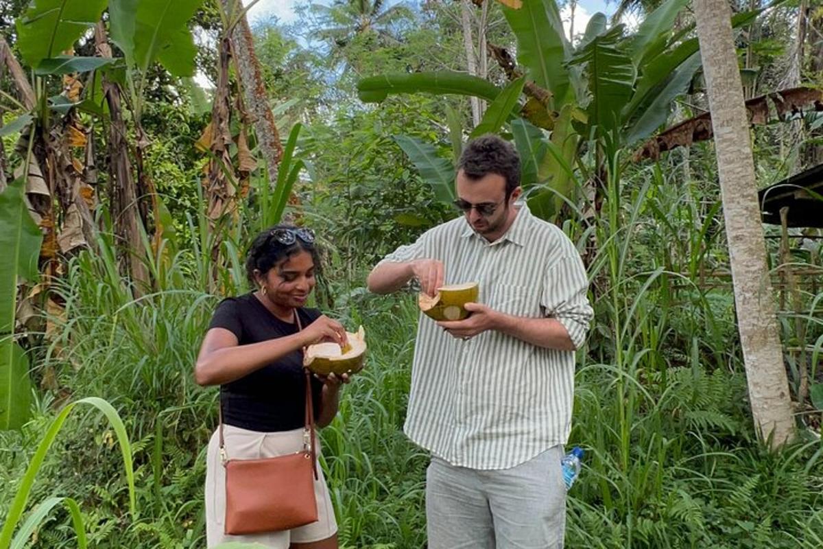 um homem e uma mulher comendo comida em um campo