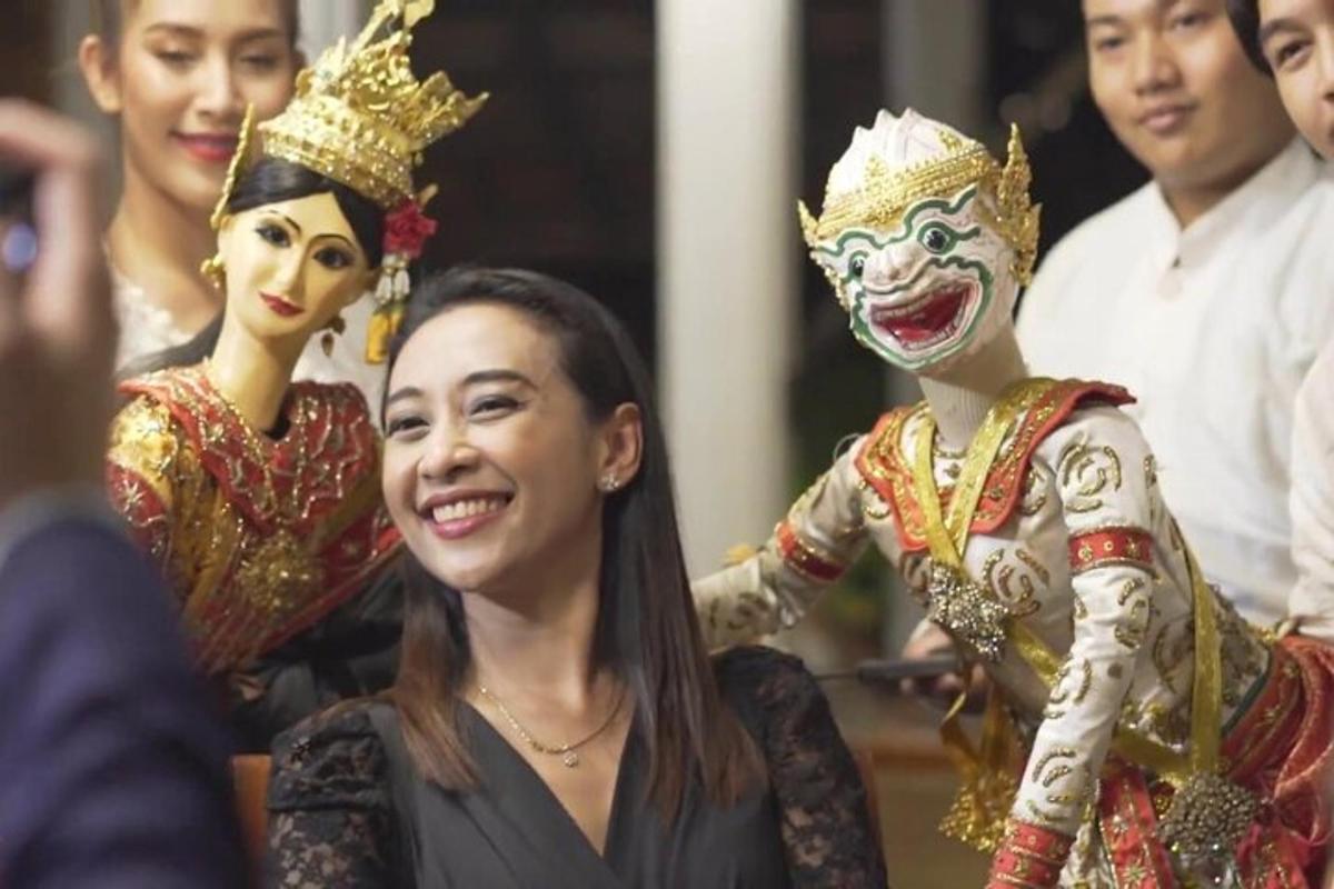 sekumpulan orang berpakaian dalam pakaian