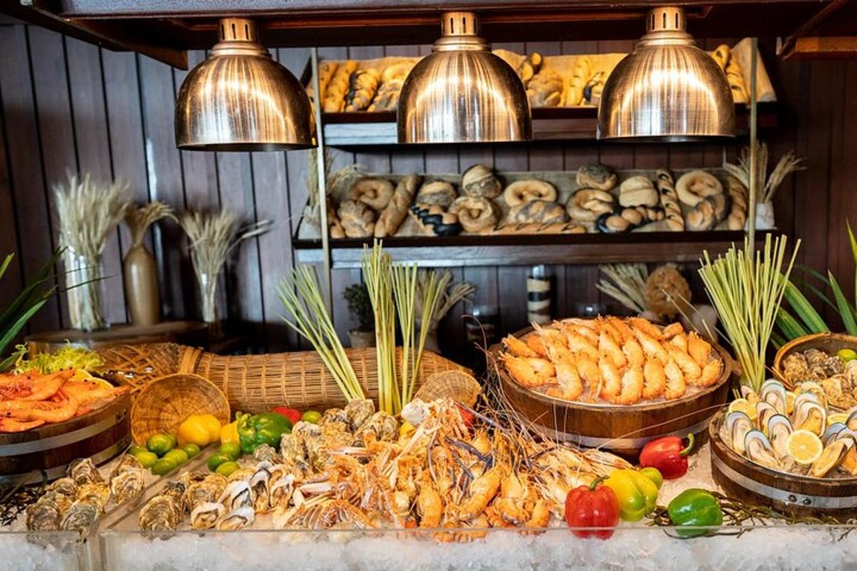 bufet dengan pelbagai jenis makanan yang dipamerkan