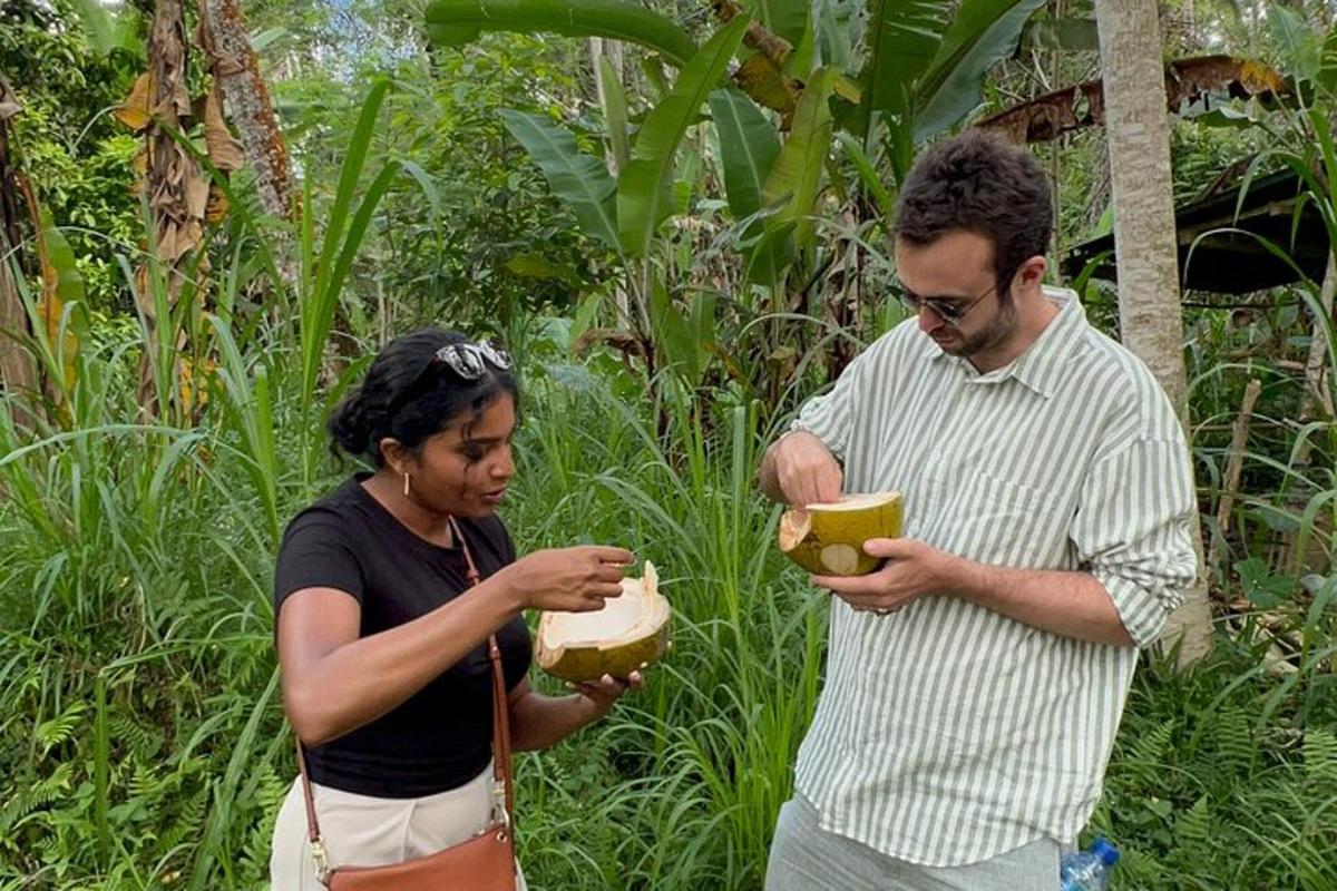 um homem e uma mulher olhando para comida em tigelas