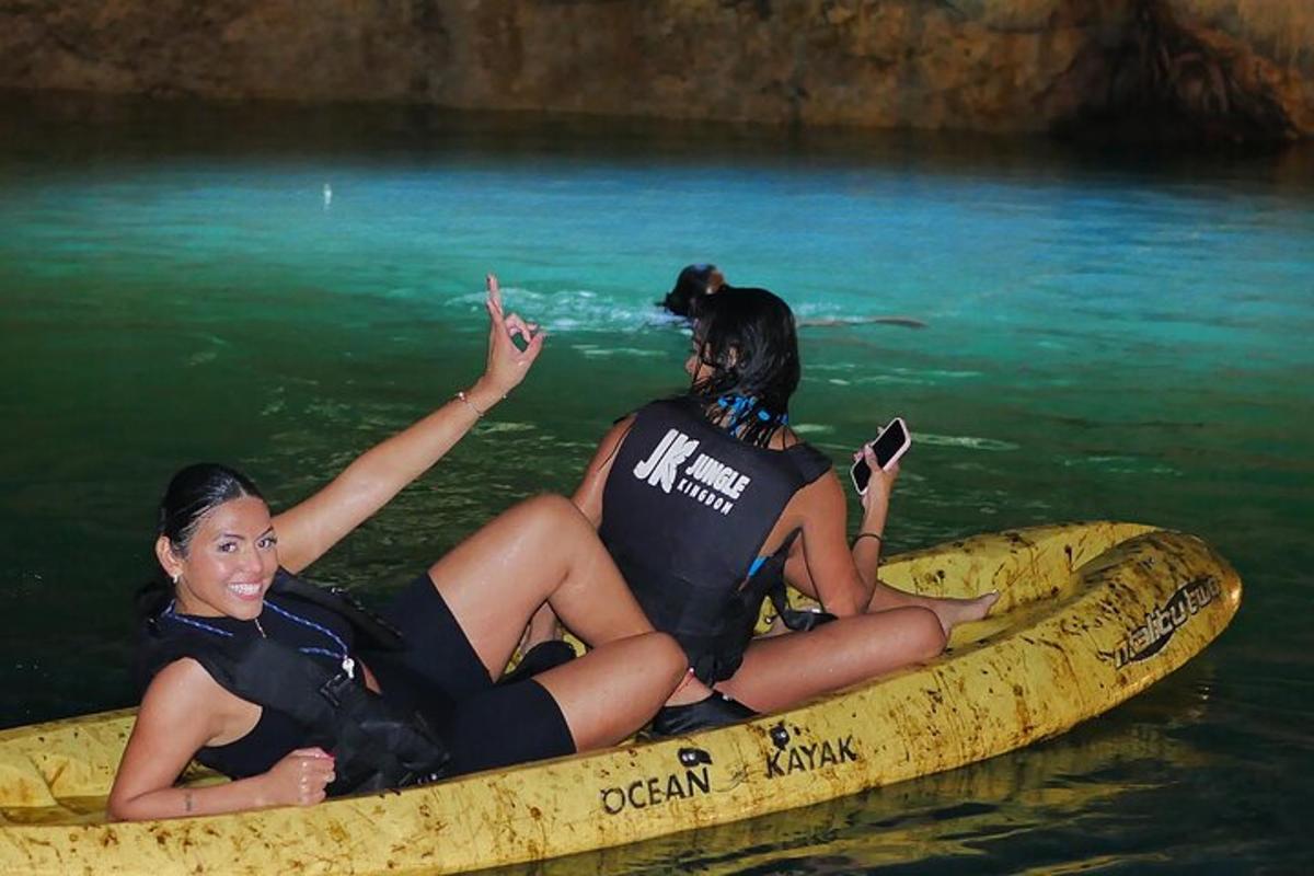 due donne sedute su una zattera in acqua