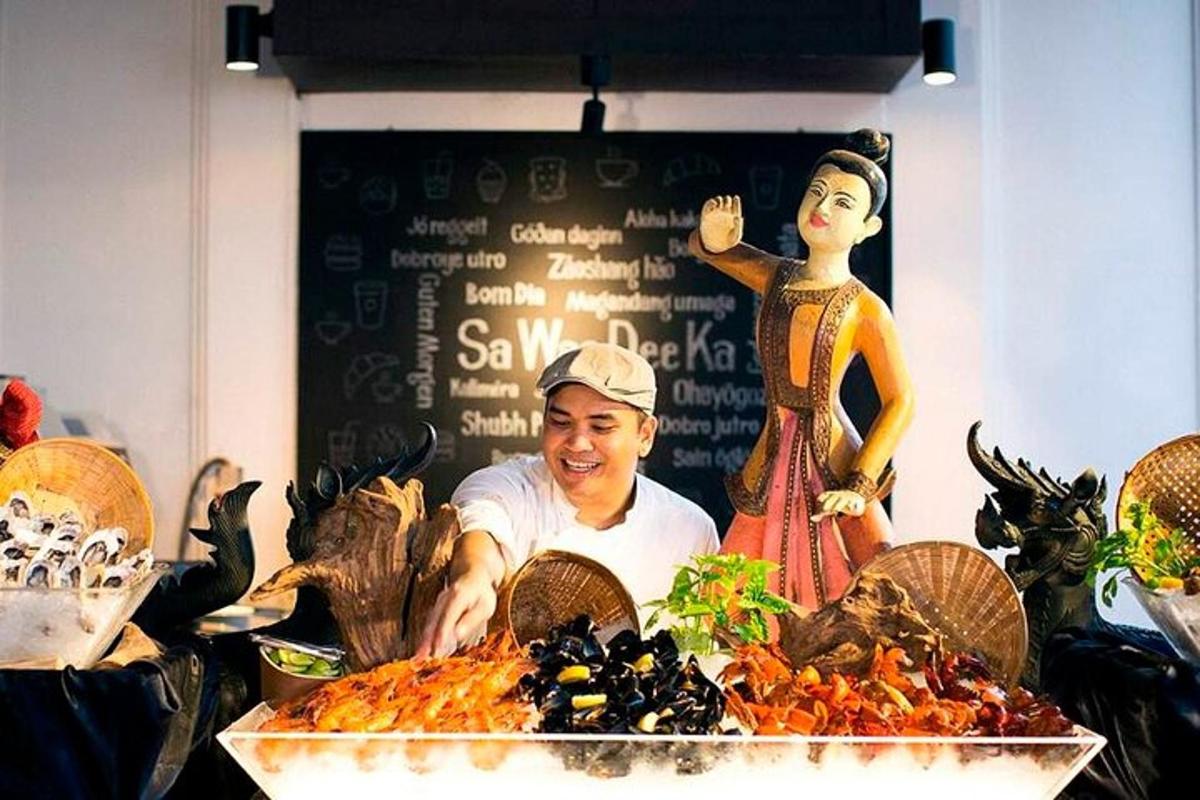 seorang lelaki berdiri di belakang meja makanan