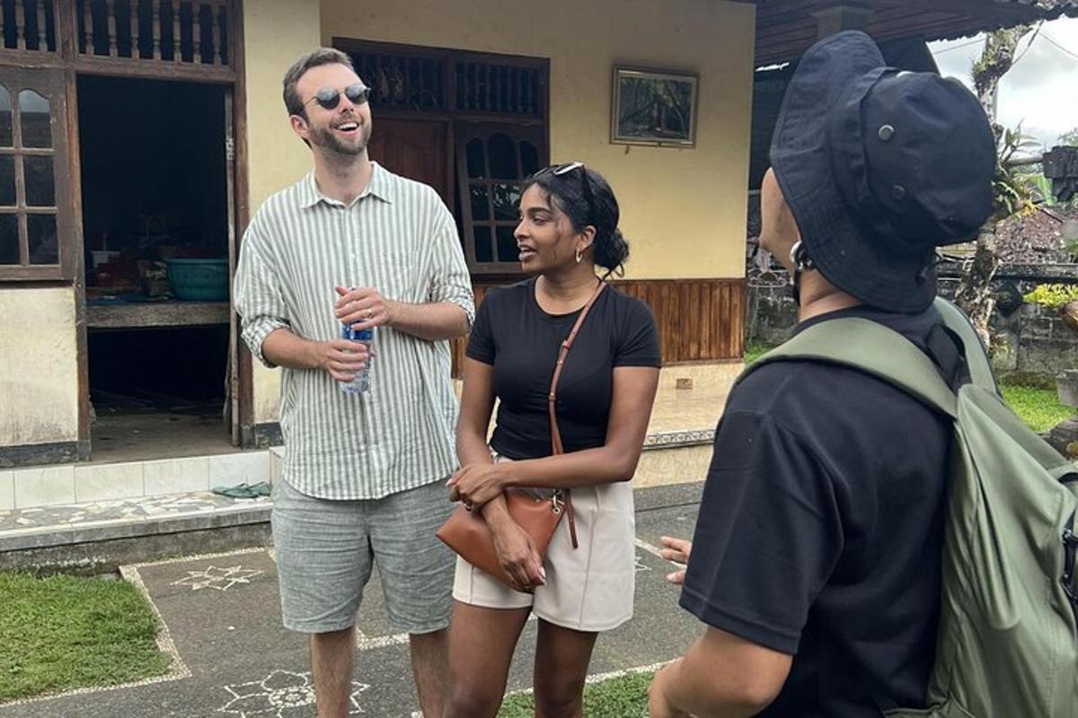 um homem e uma mulher parados em frente a uma casa