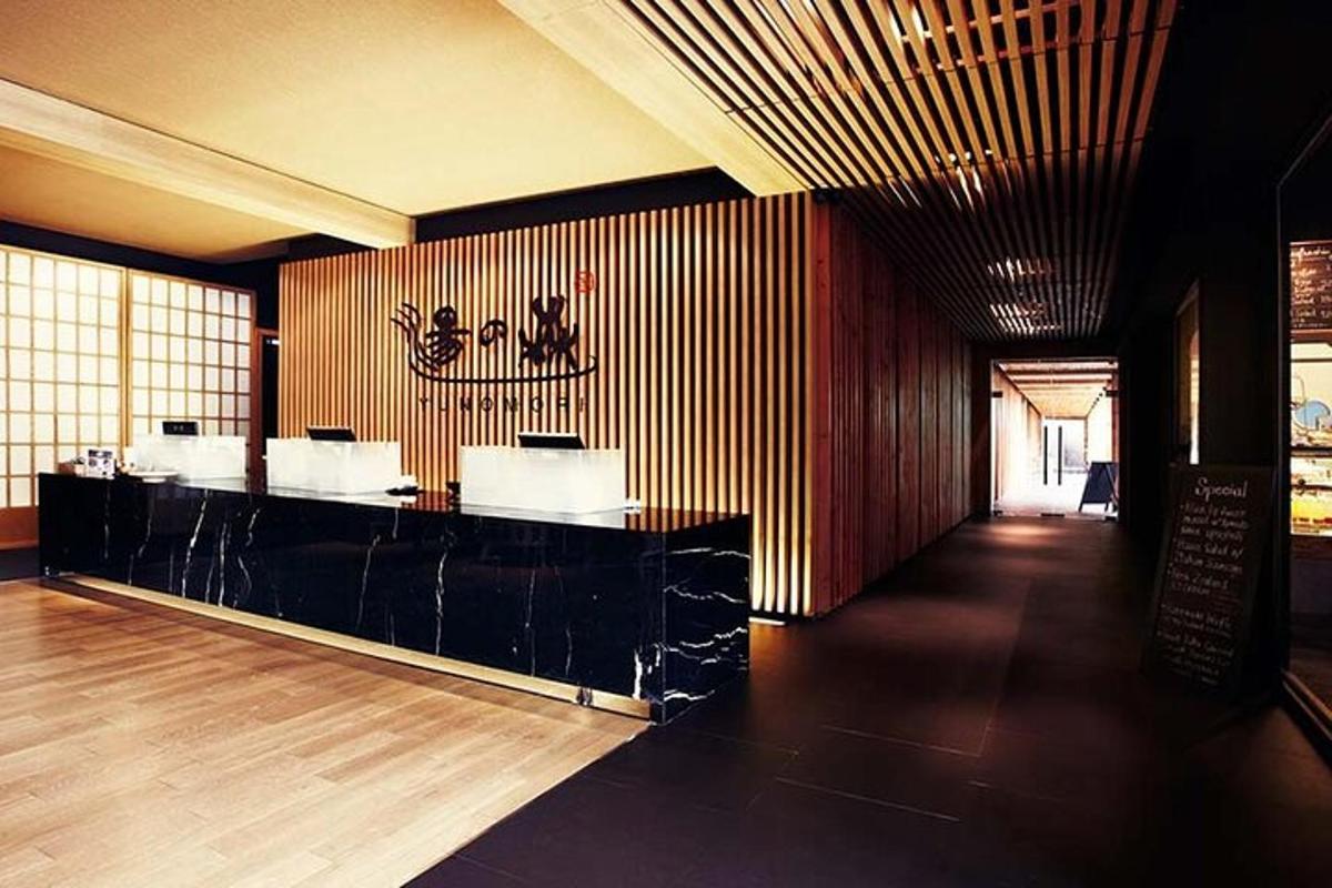 restaurace s pultem uprostřed místnosti
