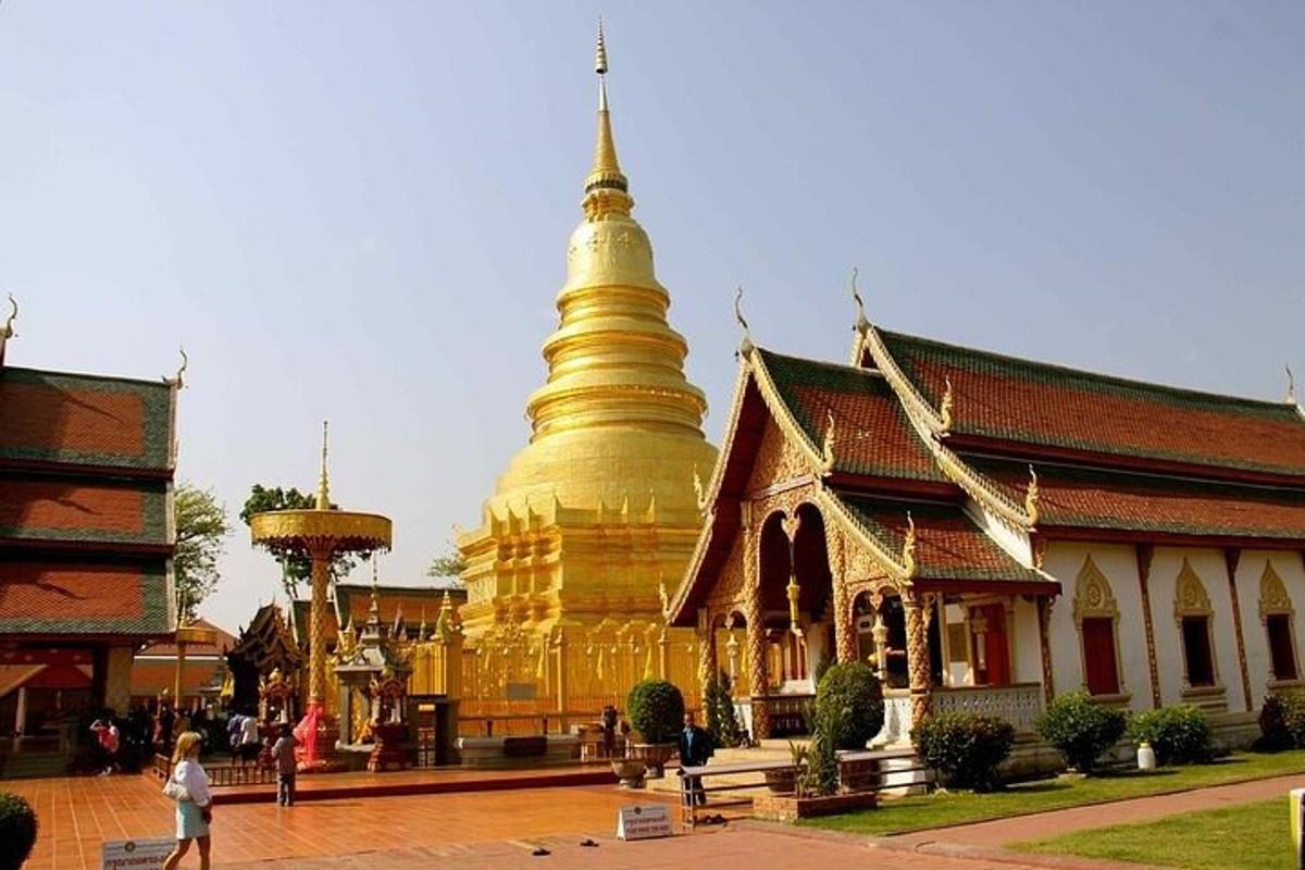 egy nagy arany épület, előtte egy pagoda