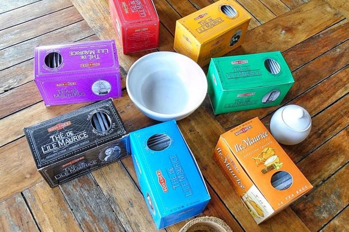 sekumpulan kotak berwarna berbeza di atas meja kayu