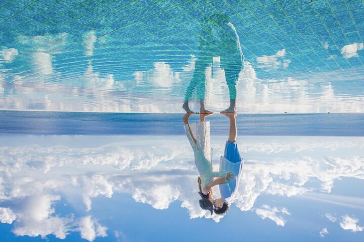 eine Frau steht im Wasser eines Schwimmbeckens