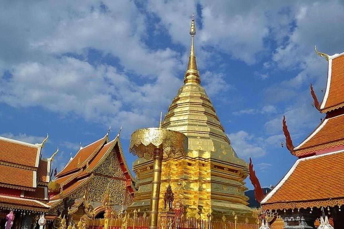 egy pagoda, amelynek tornya van egy épület tetején