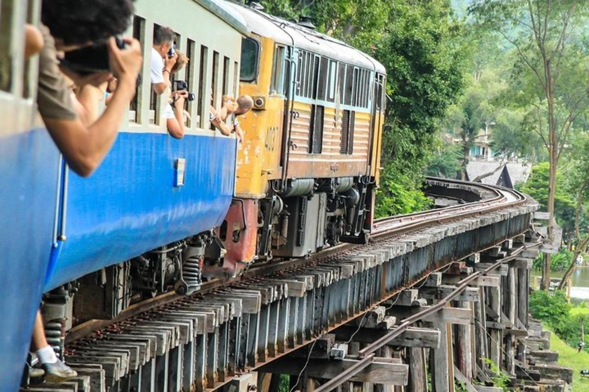 orang melihat keluar tingkap kereta api di jambatan