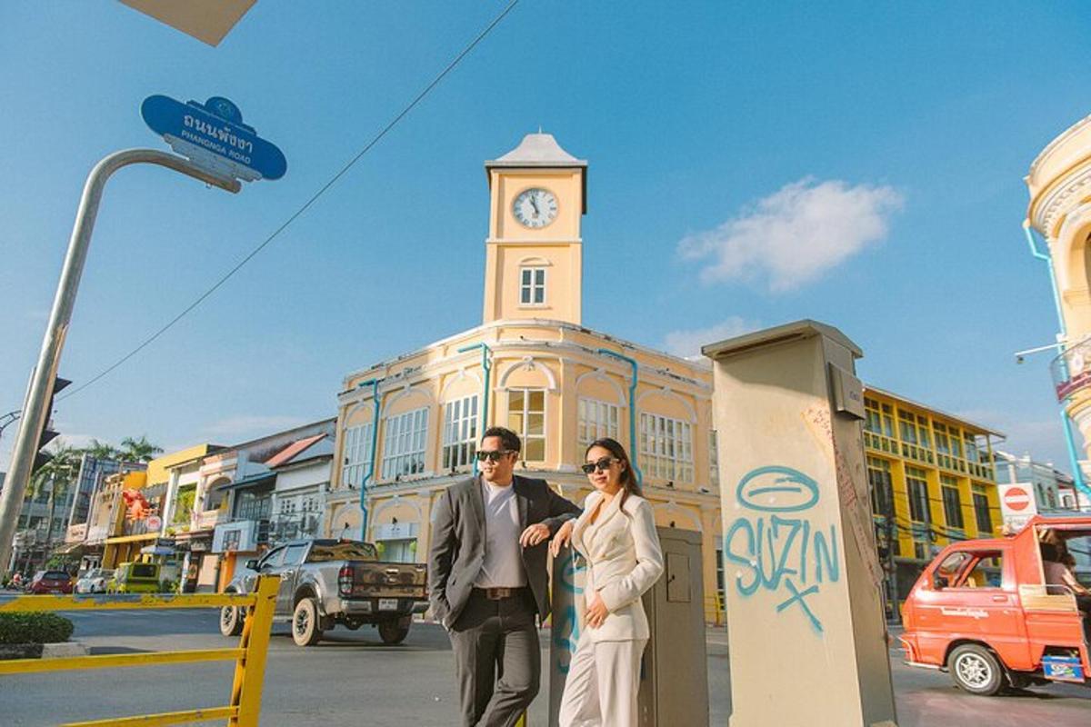 moški in ženska stojita pred stavbo z urnim stolpom