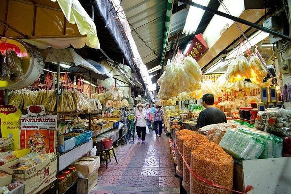 Un mercado con gente caminando dentro de una tienda.