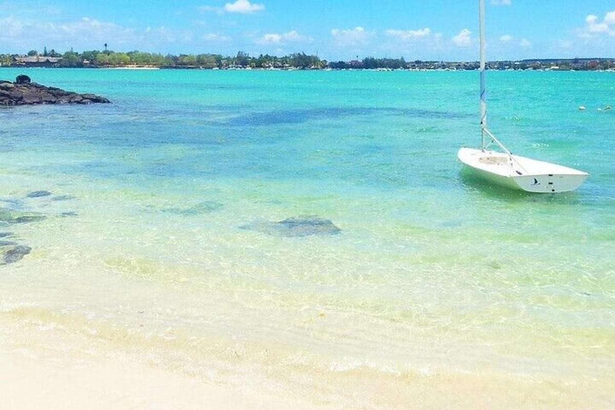 Un velero en el agua en una playa