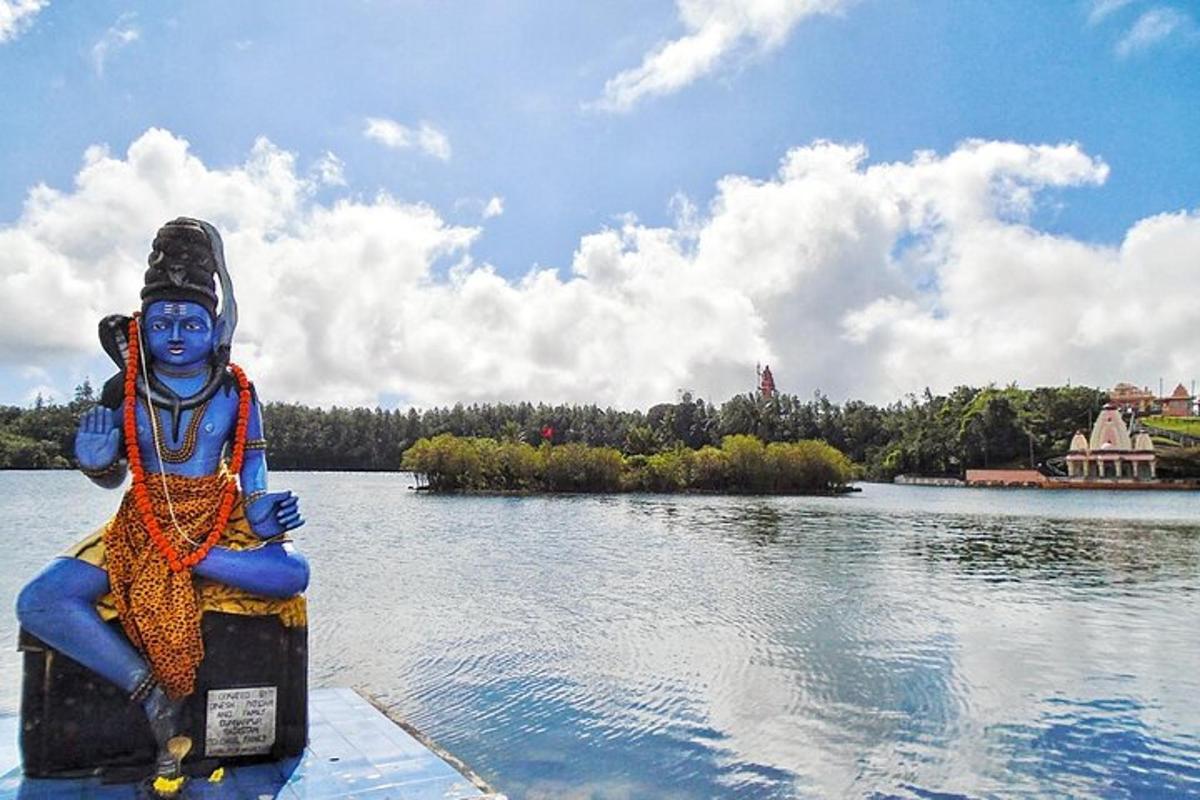 una statua seduta sul bordo di uno specchio d'acqua