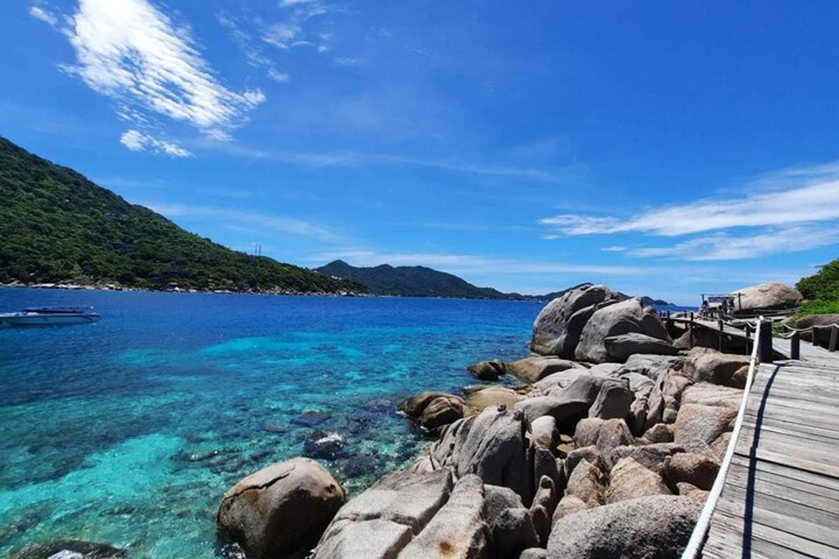 một bãi biển có đá và nước trong xanh