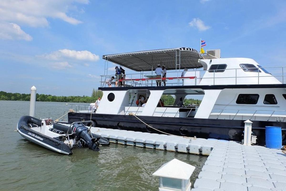 човен пришвартований біля причалу у воді