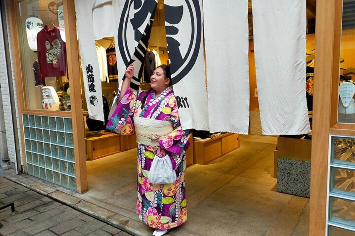Una mujer con un kimono parada frente a una tienda.