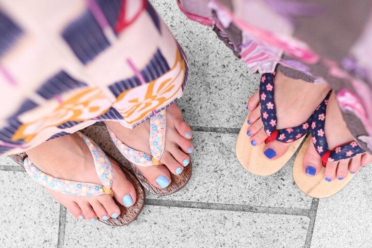 eine Frau trägt Flip-Flops und ein Paar Schuhe