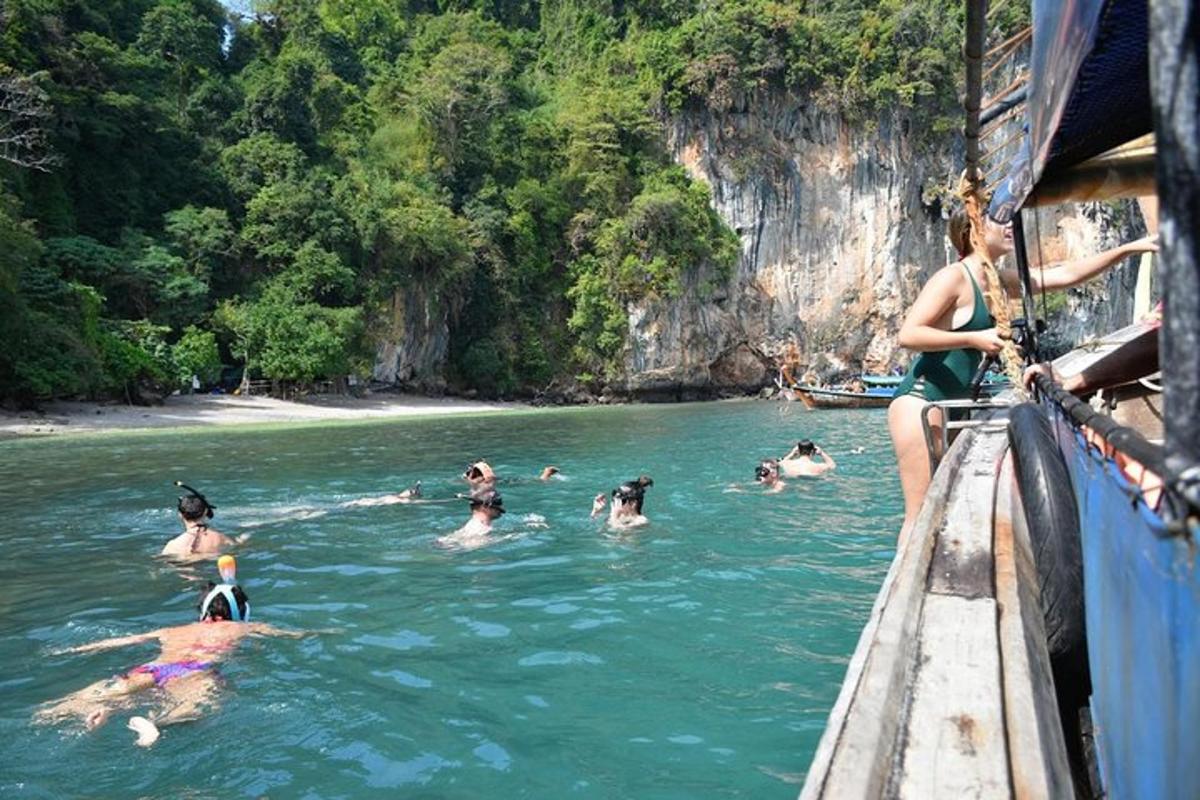 sekelompok orang di dalam air di atas perahu