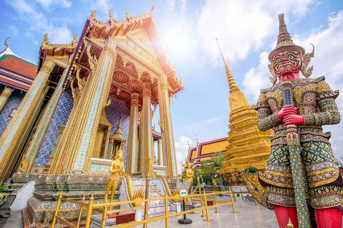một bức tượng đứng trước một ngôi đền