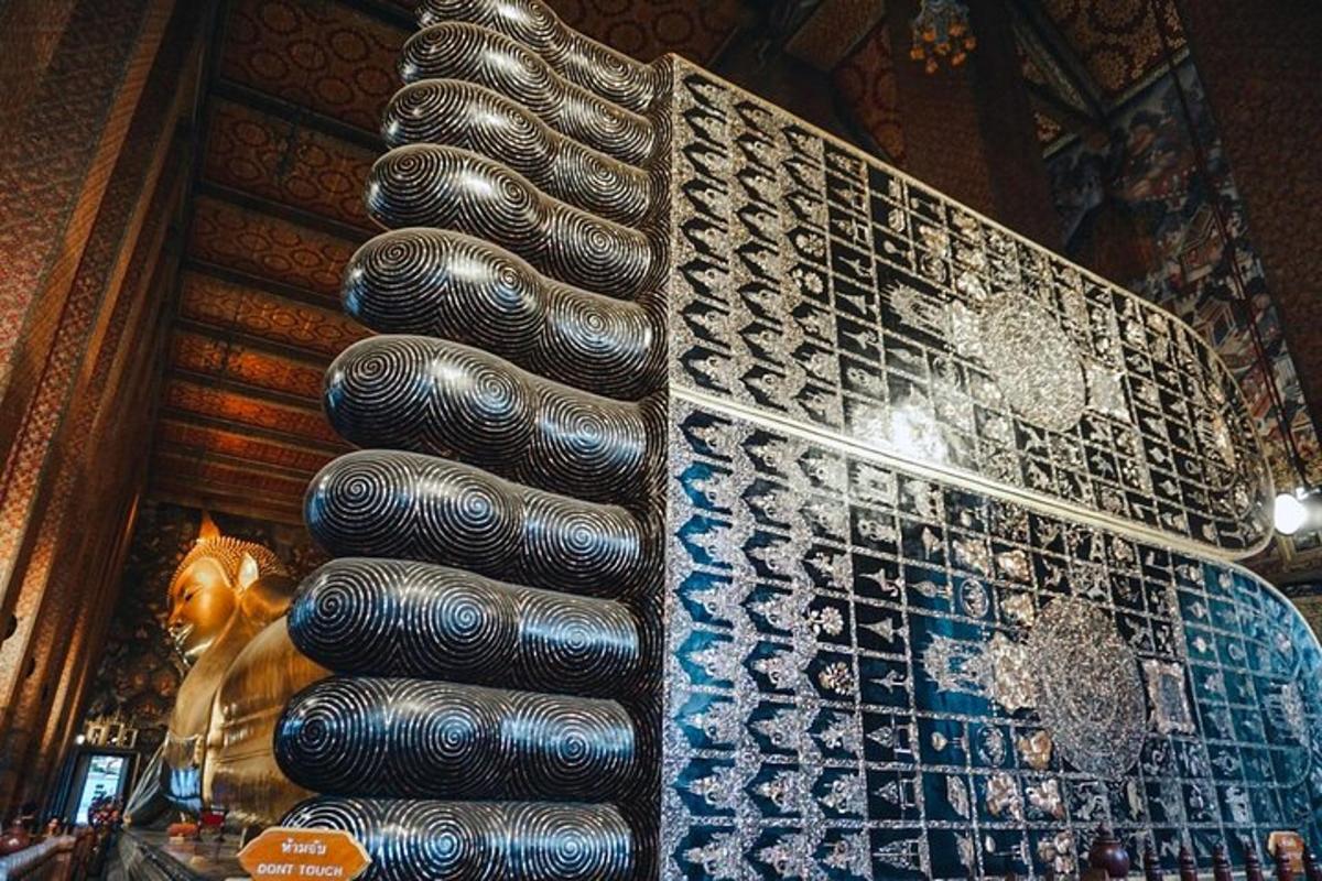 một chồng cuộn tóc trên tường