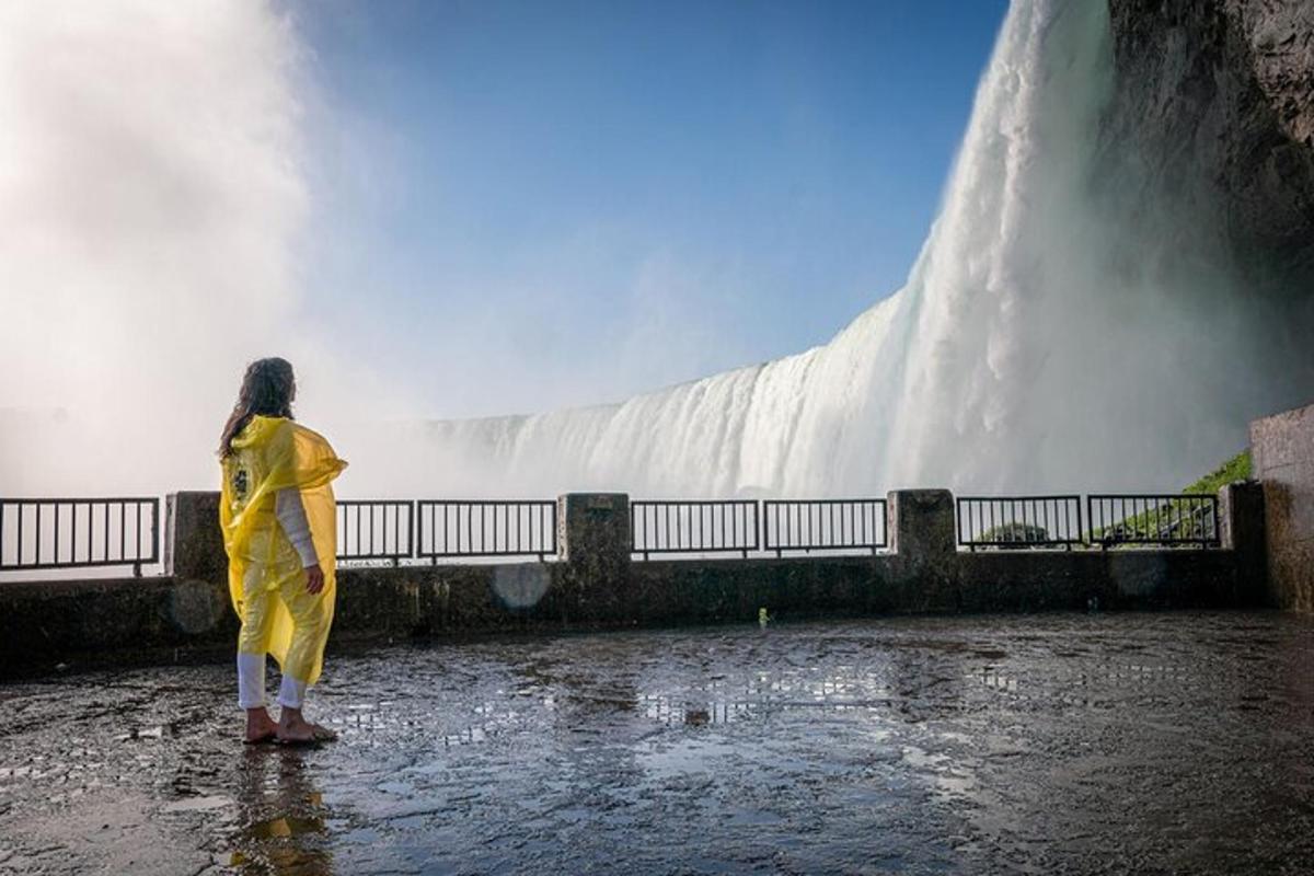 kona stendur fyrir framan foss