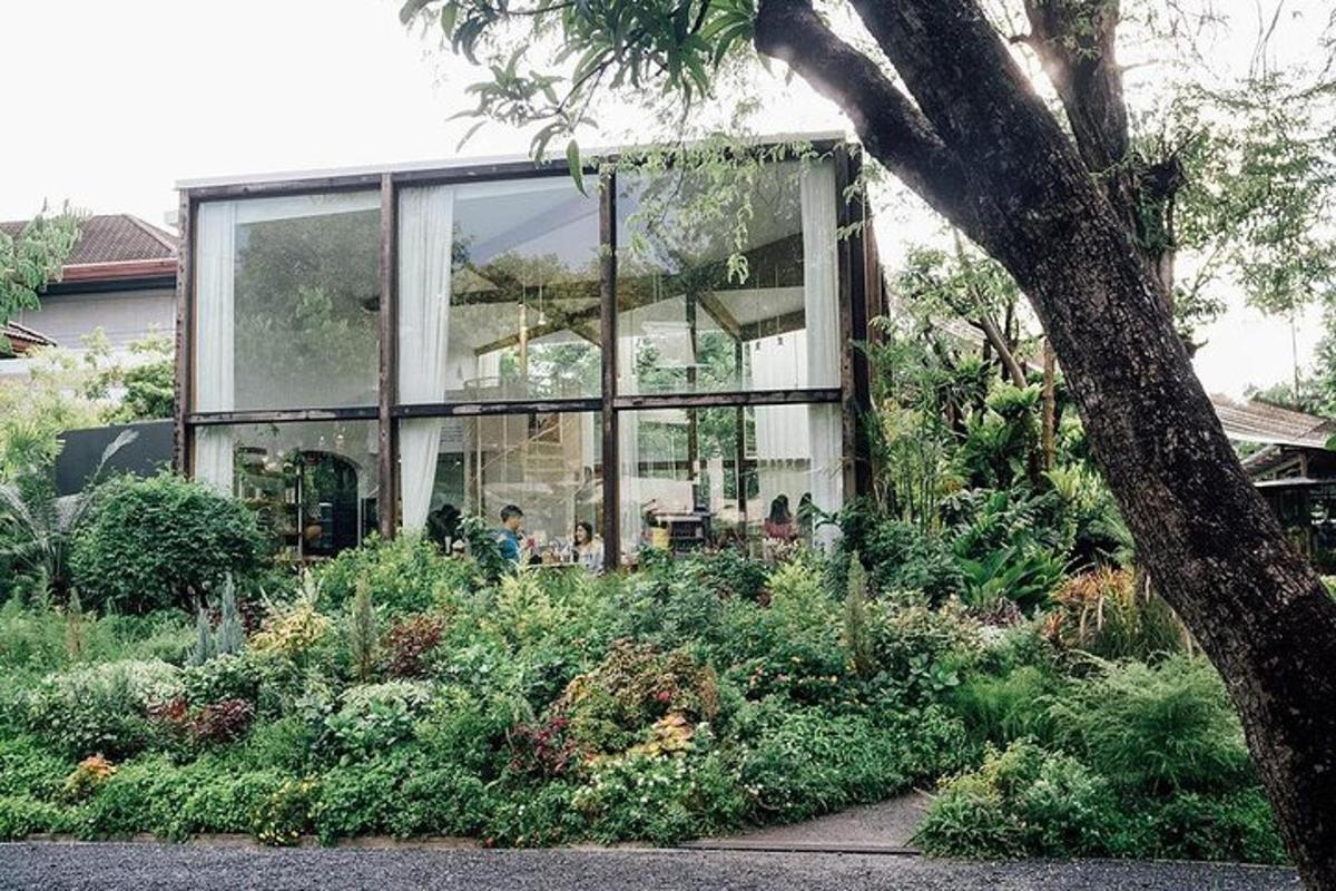 Un edificio de cristal con gente sentada en él.
