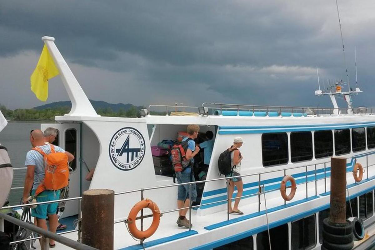 um grupo de pessoas em pé em um barco
