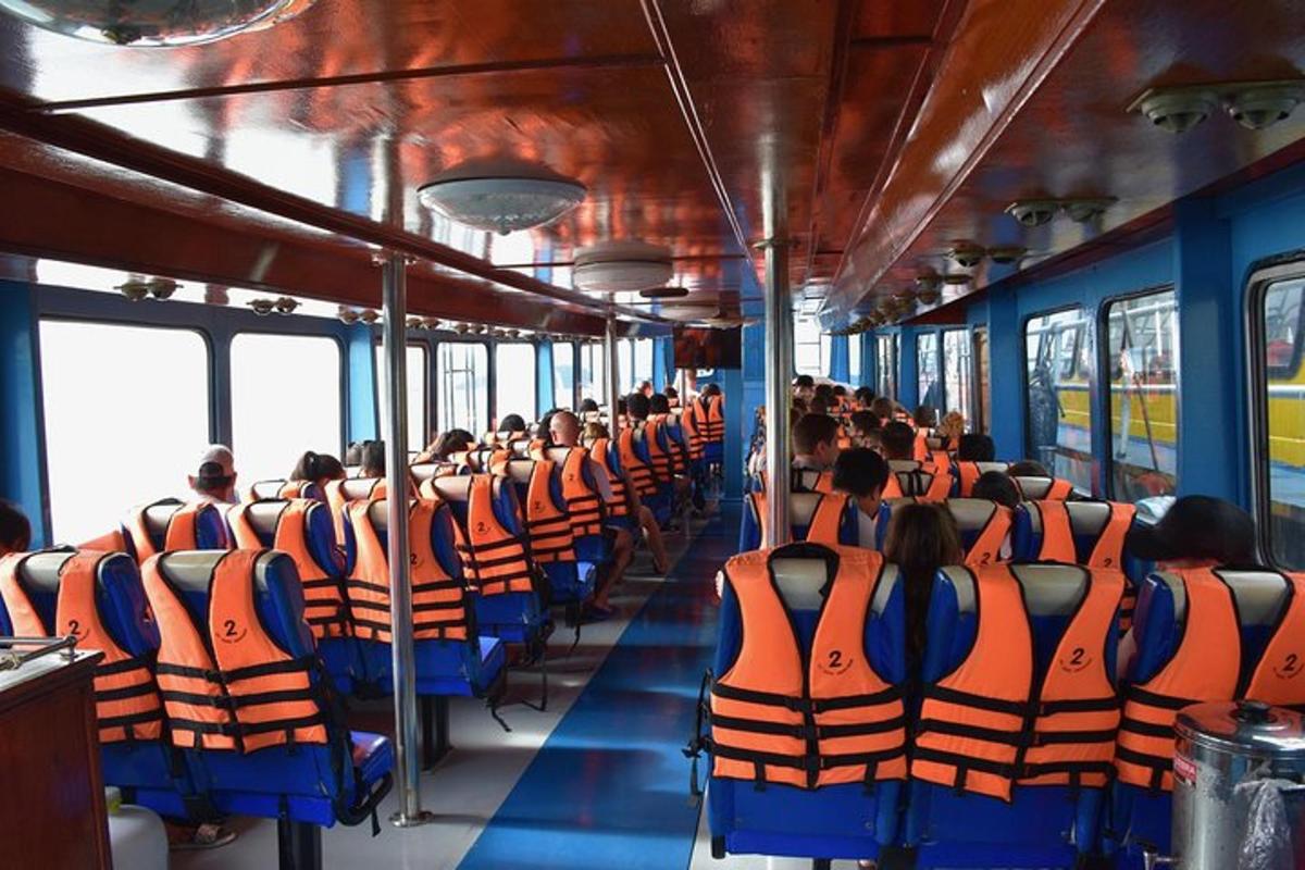 um grupo de pessoas sentadas em um trem