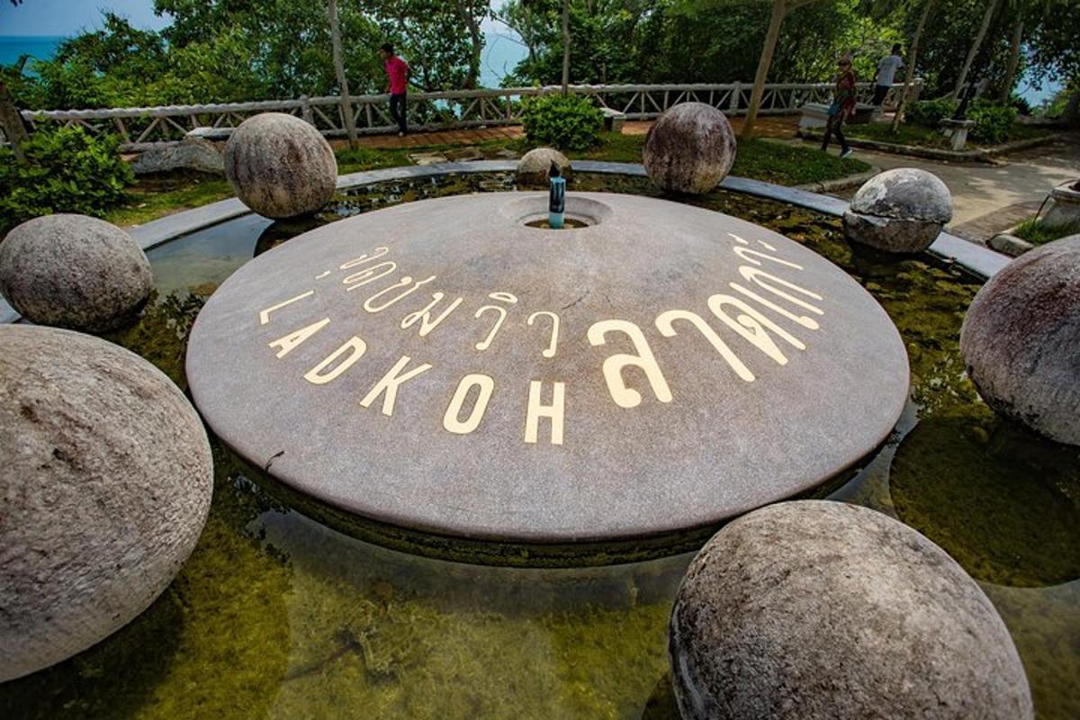 taman dengan papan tanda yang mengatakan bandar new york