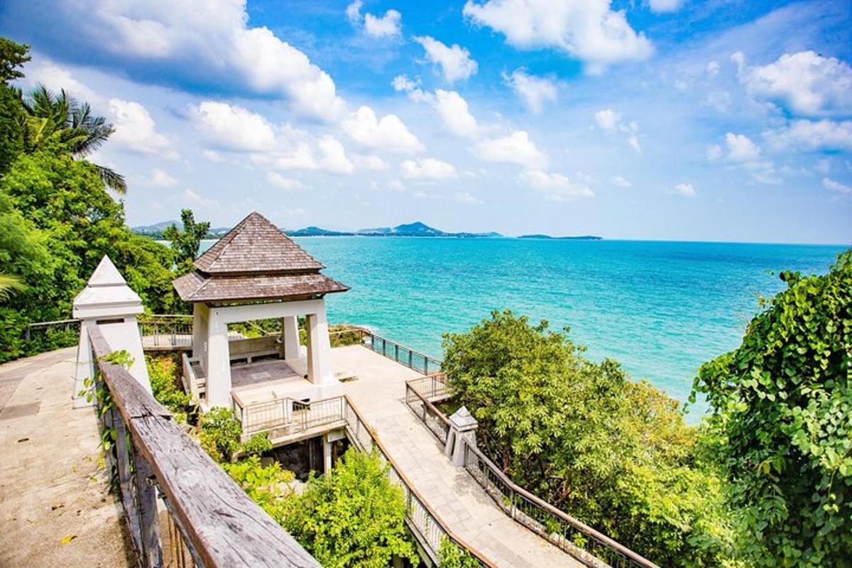 gazebo di laluan laluan di sebelah lautan
