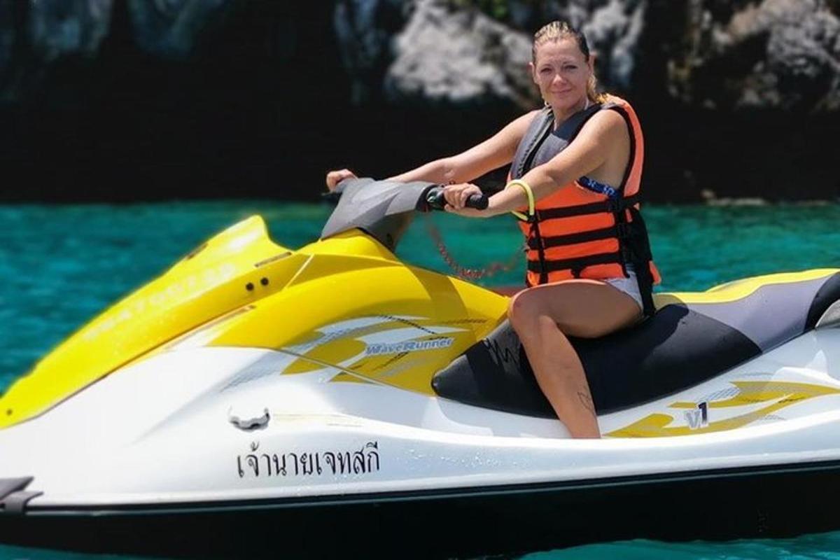 Una mujer viajando en una moto acuática en el agua