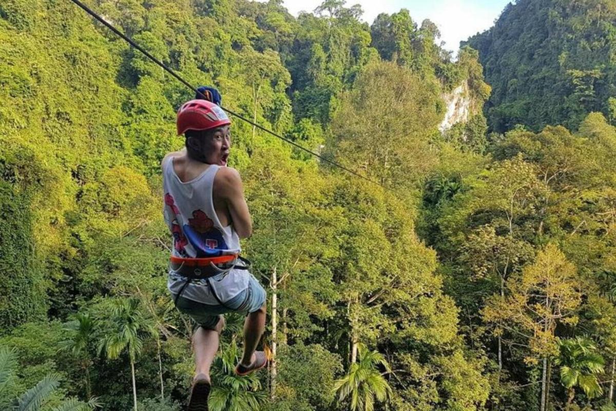 muž na zip line v džungli