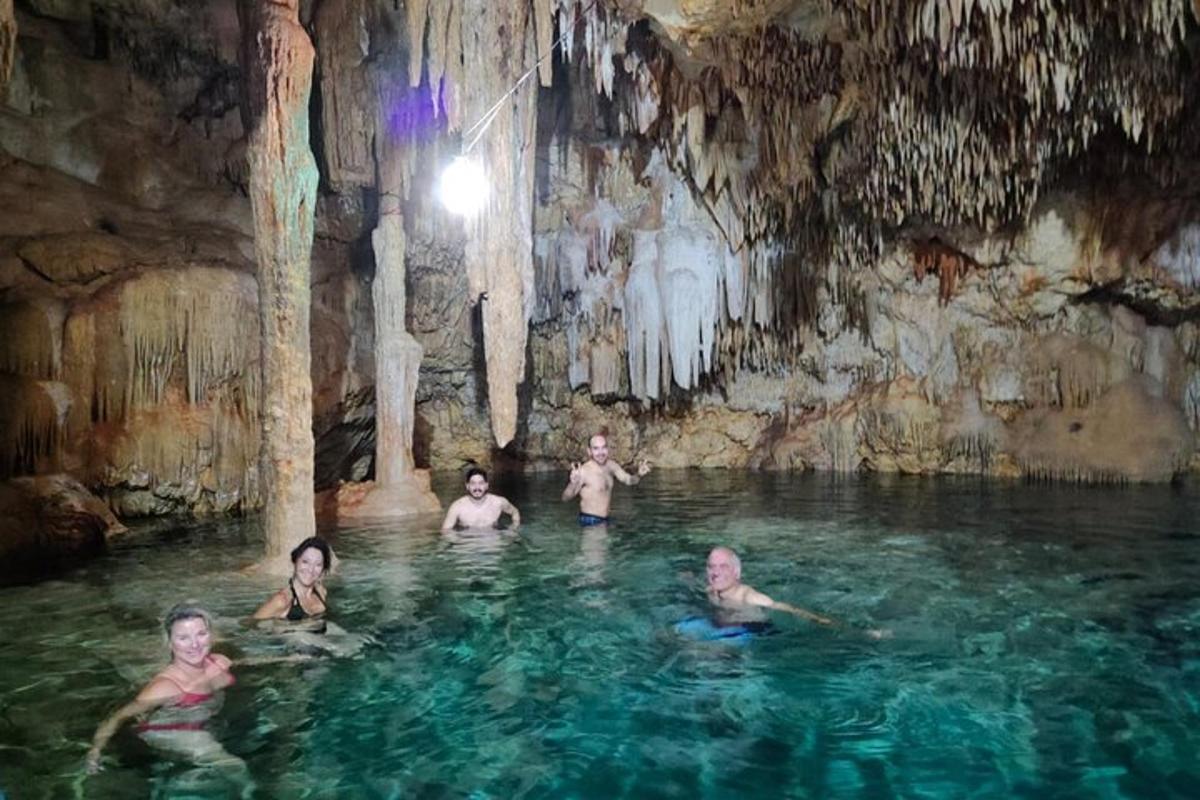 een groep mensen in het water in een grot